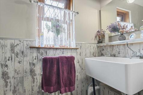 Lower Level WC (2)