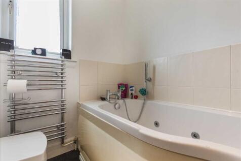 Main Bathroom (2)
