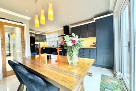 Dining to kitchen