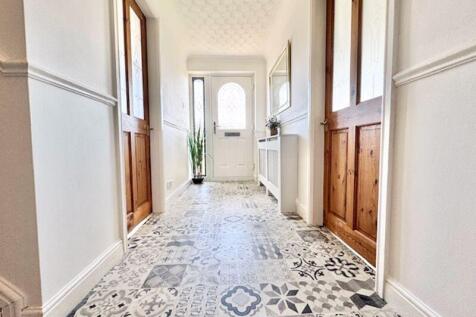 Entrance hall view 2