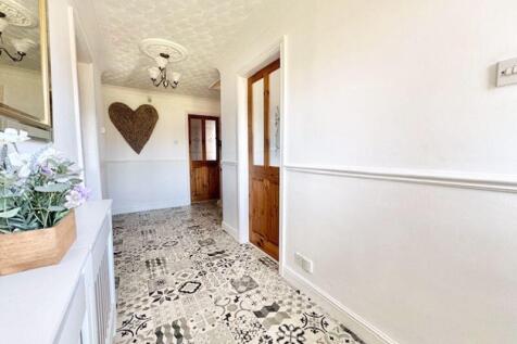 Entrance hall view 3