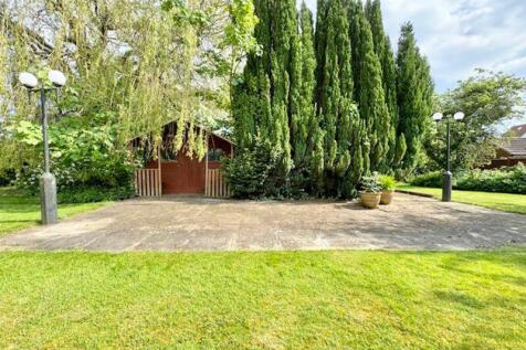 Summer house and central patio area