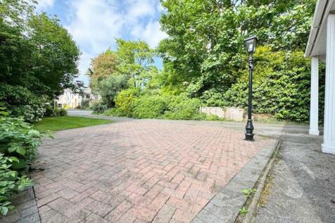 Front parking garden and drive