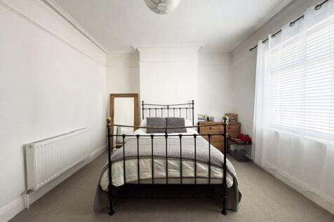 Bedroom 1 photo 2