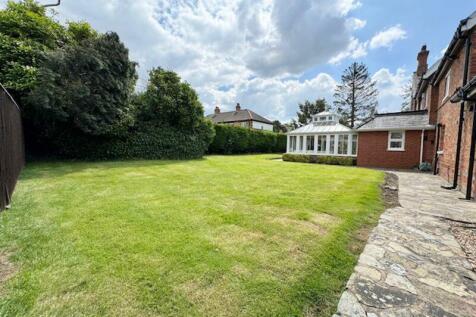 Rear and side gardens view 3