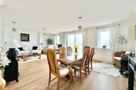Dining area to living