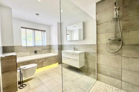 En suite bedroom 1