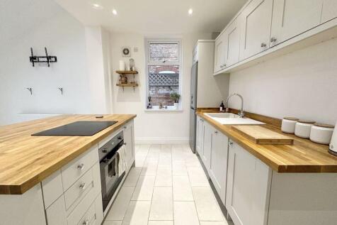 Flat 1 Kitchen alt view