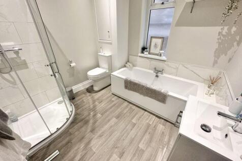 Flat 1 Bathroom