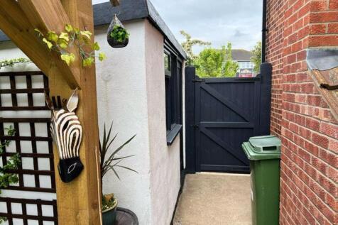 Rear gate passage 
