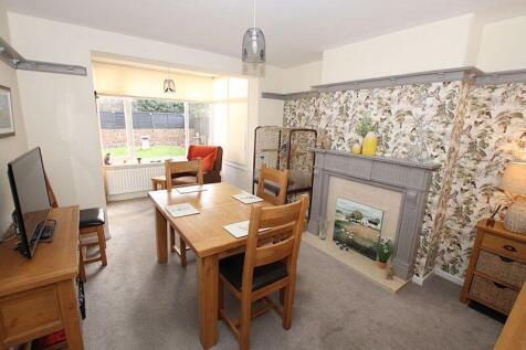 Sitting / dining room