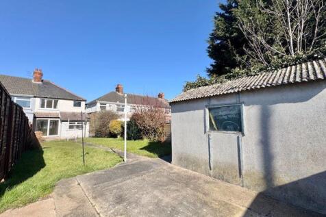 Top patio to rear garden