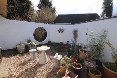 courtyard garden to bed 1