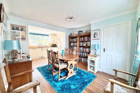 Dining room to kitchen