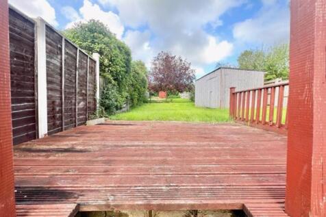 Decking to garden 