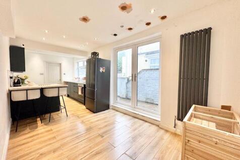 Living area to kitchen breakfast 