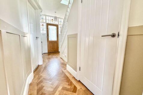 Entrance hall view 2