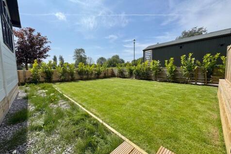 Side lawn garden