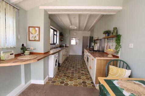 Kitchen dine photo 2