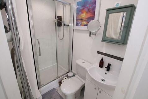Ensuite to Bed 1
