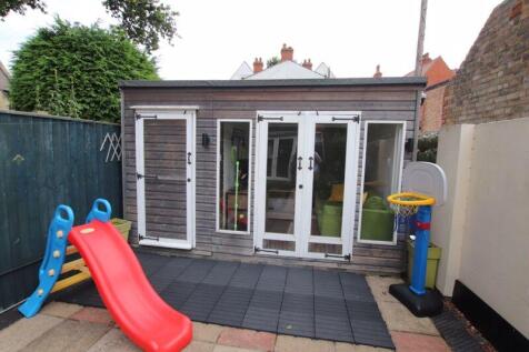 Summer house and store