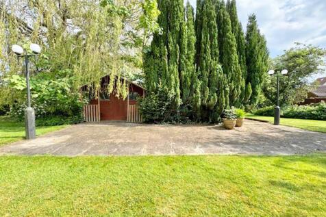 Summer house and central patio area