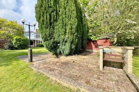 Central patio and BBQ area