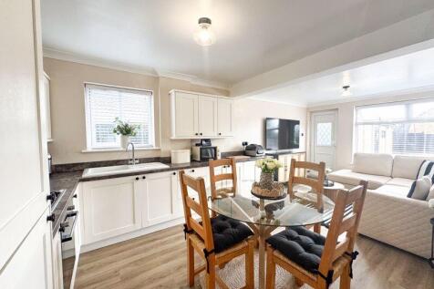 Kitchen-diner view 4