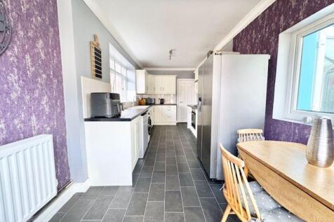 Dining to kitchen