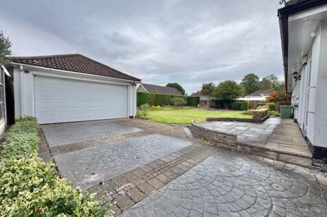 Garage to rear grden
