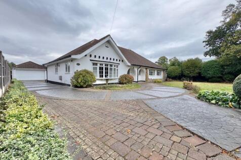 Front, front garden and driveway