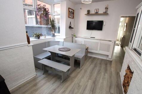 Dining area to kitchen