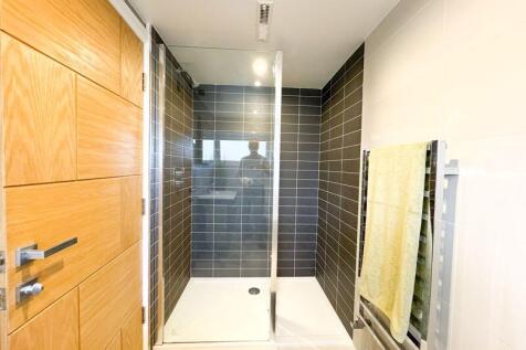 En-suite to bed 2