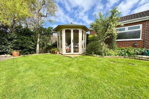 Garden to summer house