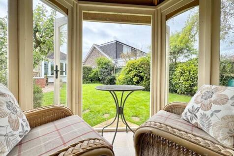 Summer house to garden