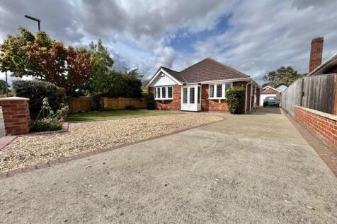 Front garden and double driveway view 2