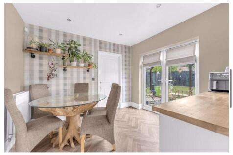 Kitchen-diner view 4