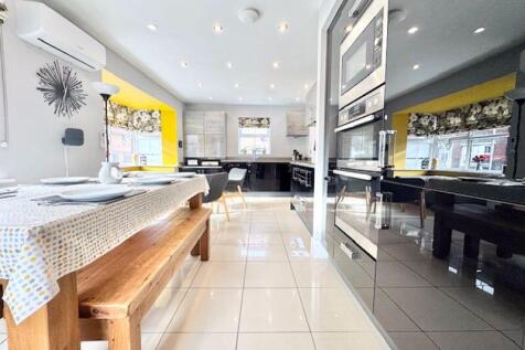 Dining area to kitchen