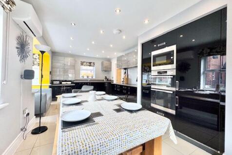 Dining area to kitchen