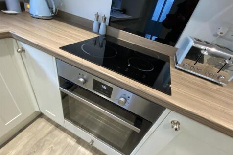 Fitted appliances incl oven &amp; hob