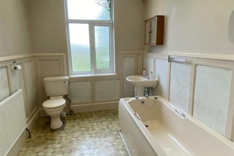 Ground floor bathroom requiring refurbishment