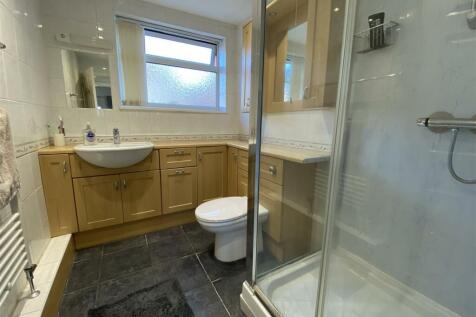 Ground floor well equipped shower room