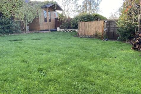 Fully enclosed established rear garden