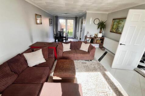 SPACIOUS LOUNGE IMAGE FOUR