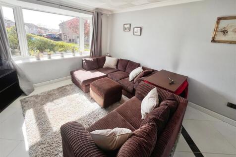 SPACIOUS LOUNGE IMAGE TWO