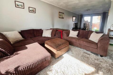 SPACIOUS LOUNGE IMAGE THREE