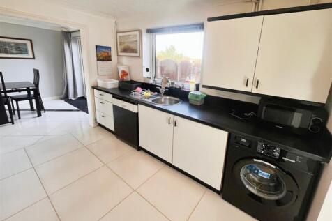 FITTED KITCHEN