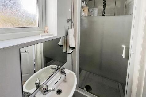 GROUND FLOOR SHOWER ROOM