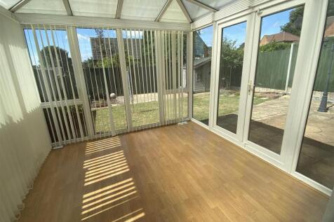 Spacious Conservatory 4th Reception