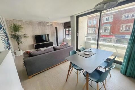 living/dining room A
